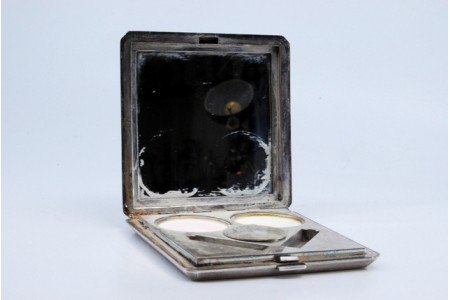  Caixa de toilette em prata guilhochada em ambos os lados e depósitos duplos.